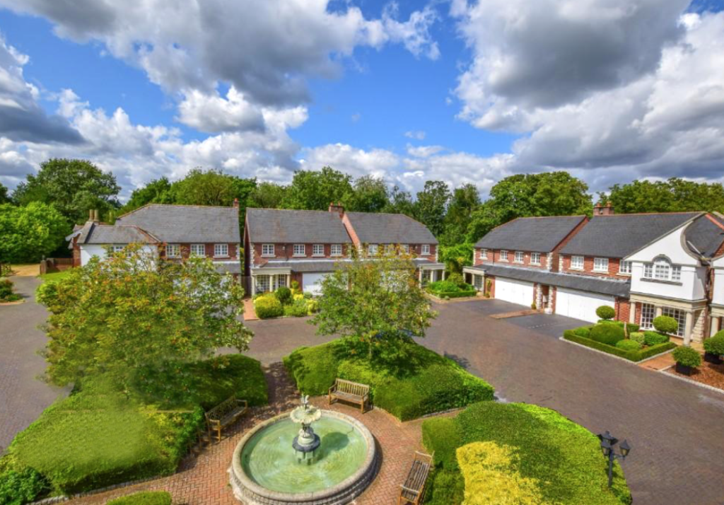 PRIVATE GATED DEVELOPMENT OF 5 GRADE 2 LISTED HOUSES AT BROXBOURNE GOLF AND COUNTRY CLUB