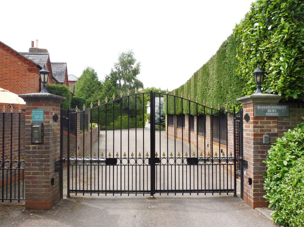 PRIVATE GATED DEVELOPMENT OF 5 GRADE 2 LISTED HOUSES AT BROXBOURNE GOLF AND COUNTRY CLUB